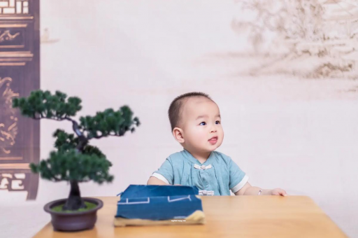 邓州怀孕肚子中间凹两边凸